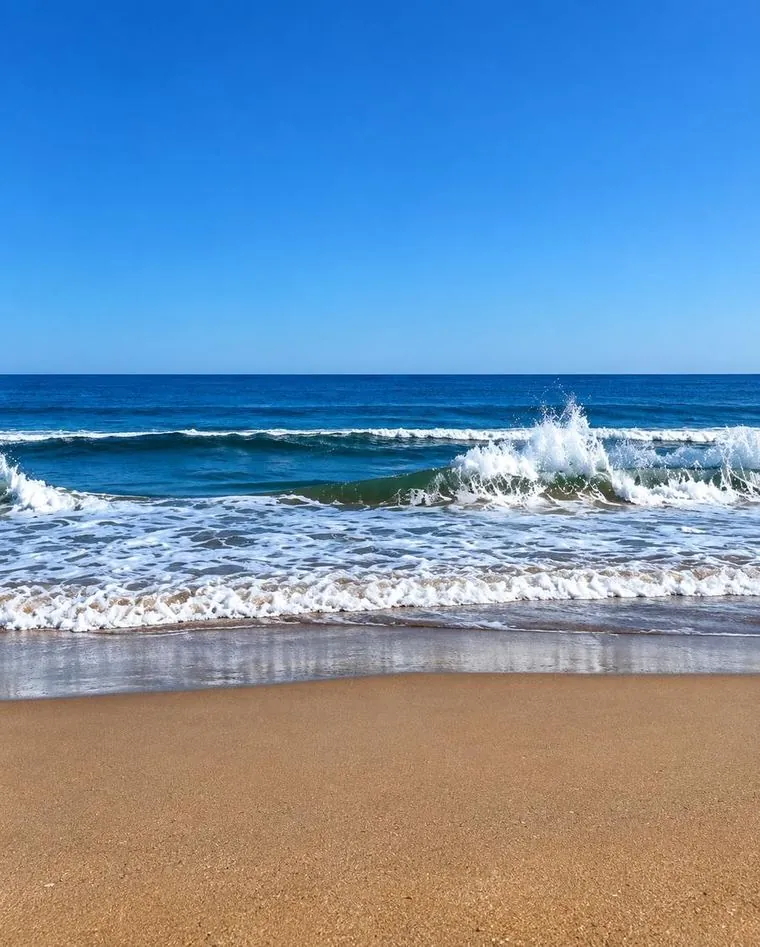 Oleaje de mar abierto sobre la playa de Apochencos